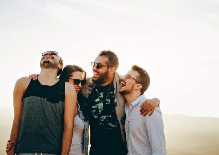 刷卡換現金-轉運站 8 A group of young adults laughing and enjoying time together outdoors under the sun.